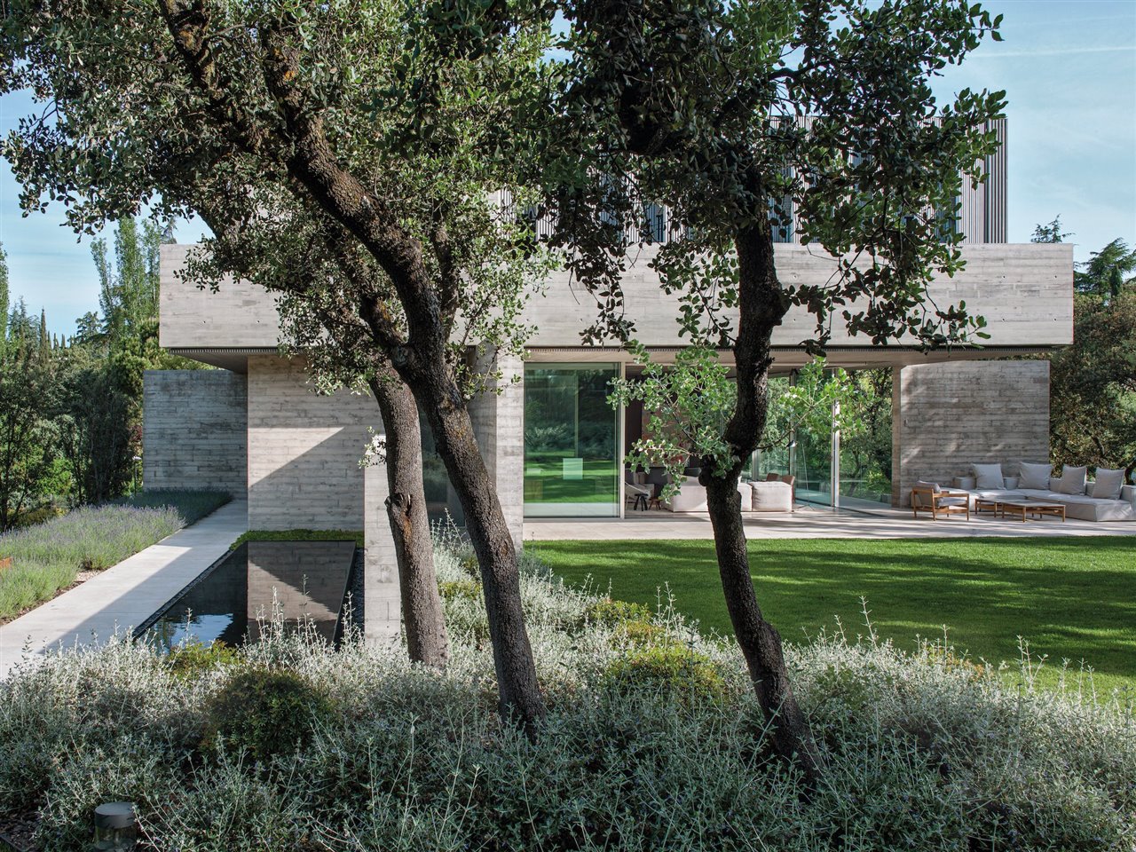Belén Domecq y el estudio Vicens + Ramos firman un elegante refugio de hormigón.