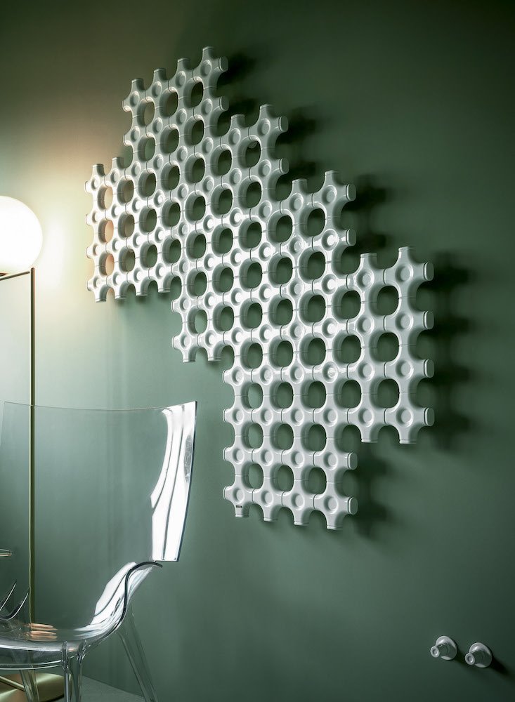 En 2004 Tubes participó por primera vez en el Salone de Milán y lanzó uno de los iconos de la marca, el radiador add-On, diseño de Satyendra Pakhalé.