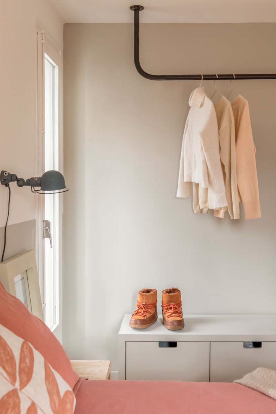 Casa de montaña, diseñada por The Room & Co, donde las habitaciones pueden ser para visitas de amigos (con poco equipaje), o para hijos mayores que van de vez en cuando. Foto: María Pujol