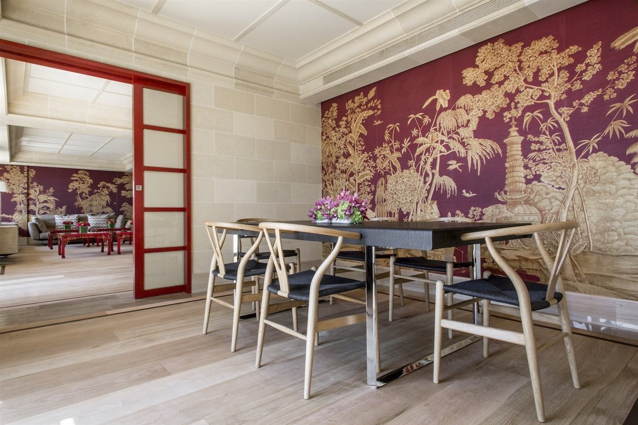 En el comedor, un icono del diseño moderno, las sillas CH24 Wishbone, diseño de Hans J. Wegner para Carl Hansen & Søn
