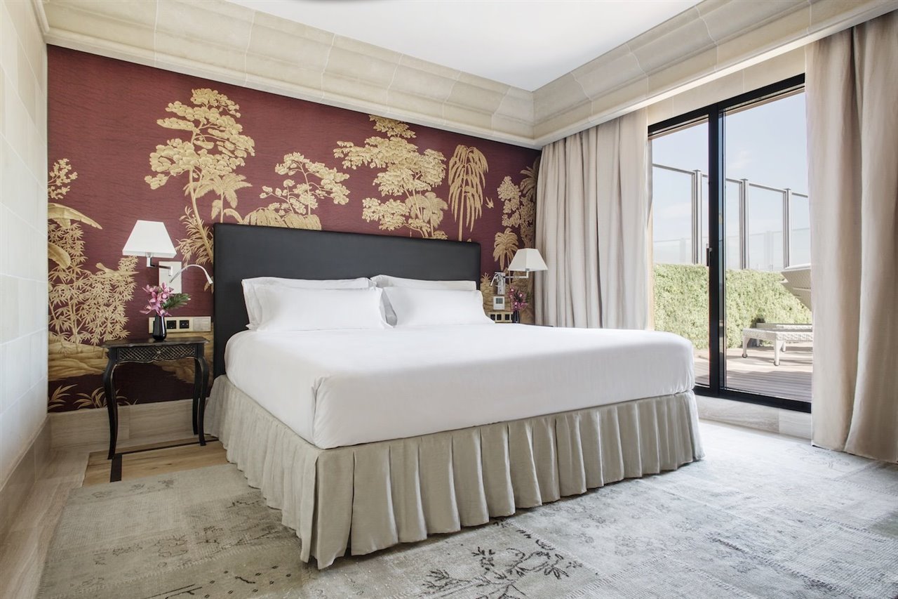 Royal Penthouse Room cuenta con tres dormitorios conectados con la terraza.