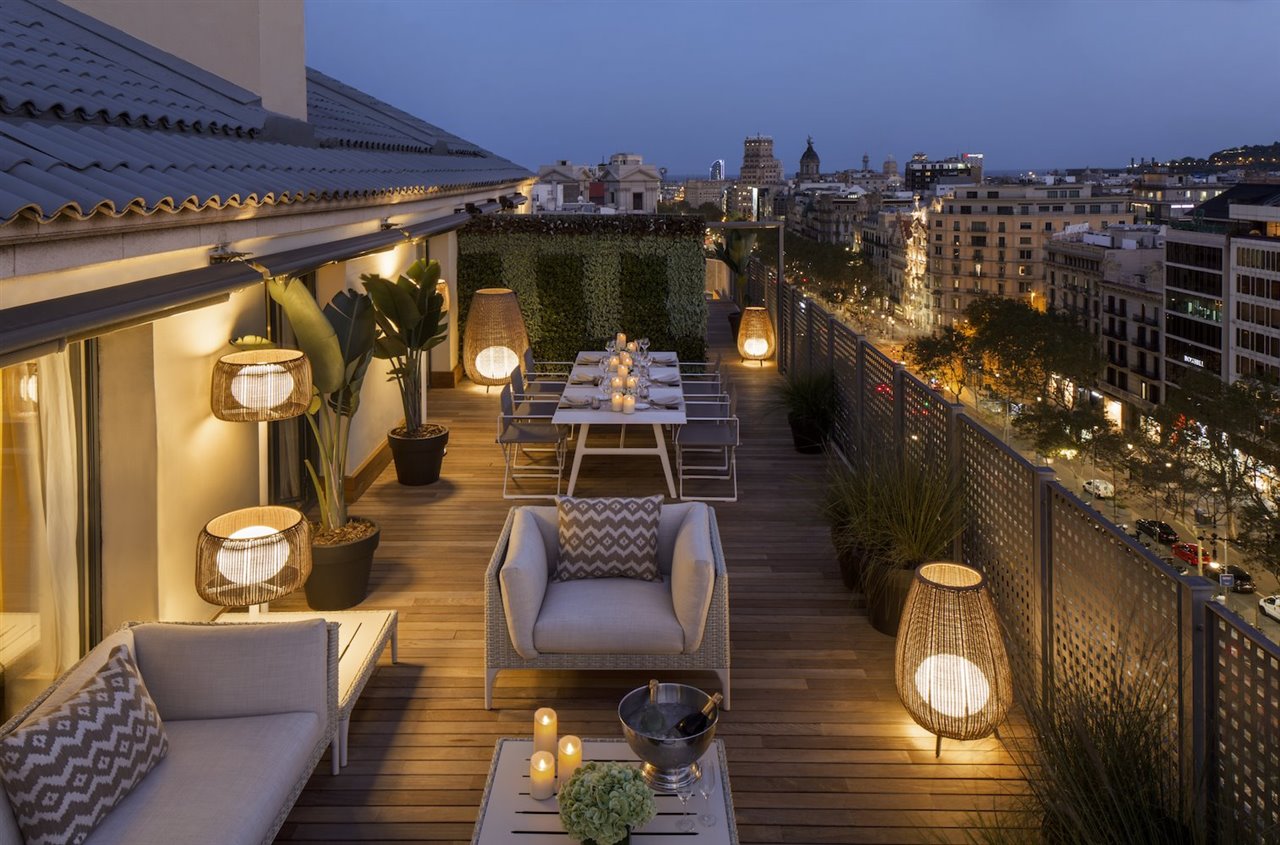 En la terraza, en primer término, mobiliario de la la colección MU, de Toan Nguyen para Dedon. Al fondo, comedor equipado con la colección Seax, de Jean-Marie Massaud también para Dedon.