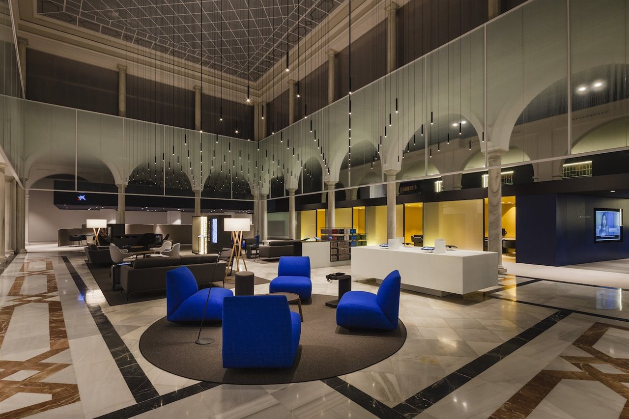 Sede de CaixaBank en Sevilla con interiorismo de Francesc Rifé Studio. Las butacas son las Manfred, de Lievore Altherr Molina.