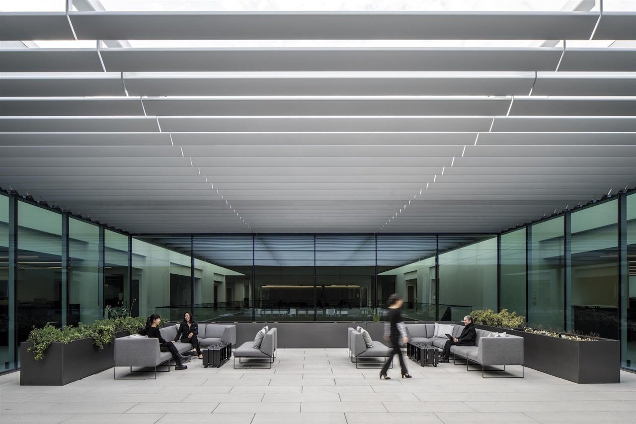 Espacio de la sede de Zeiss en Dublin (California), diseñada por Gensler, equipado con los sofás Siesta, de Lievore Altherr Molina para Andreu World
