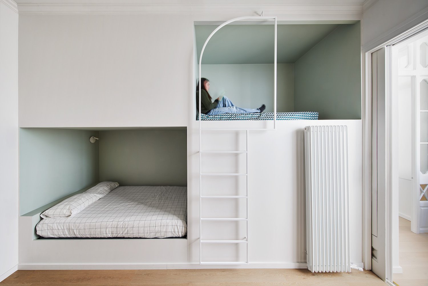 casa the bruc cometa architects habitacion-infantil-con-altillo-doble-espacio-con-escalera-blanco-turquesa