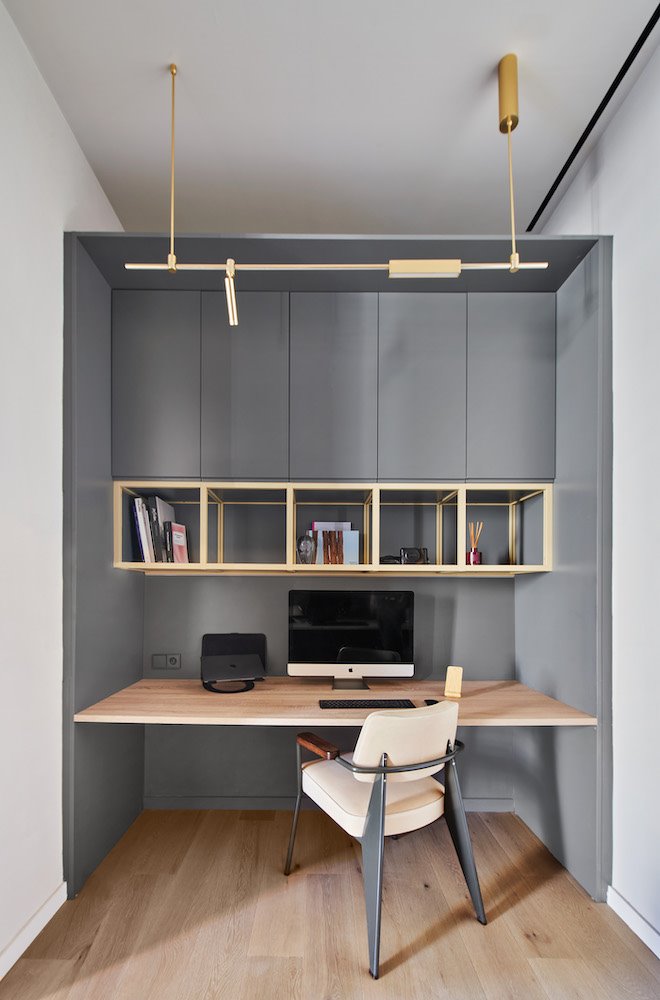 Despacho-gris-con-detalles-en-laton-Apartamento-Bruc-Cometa-Architects