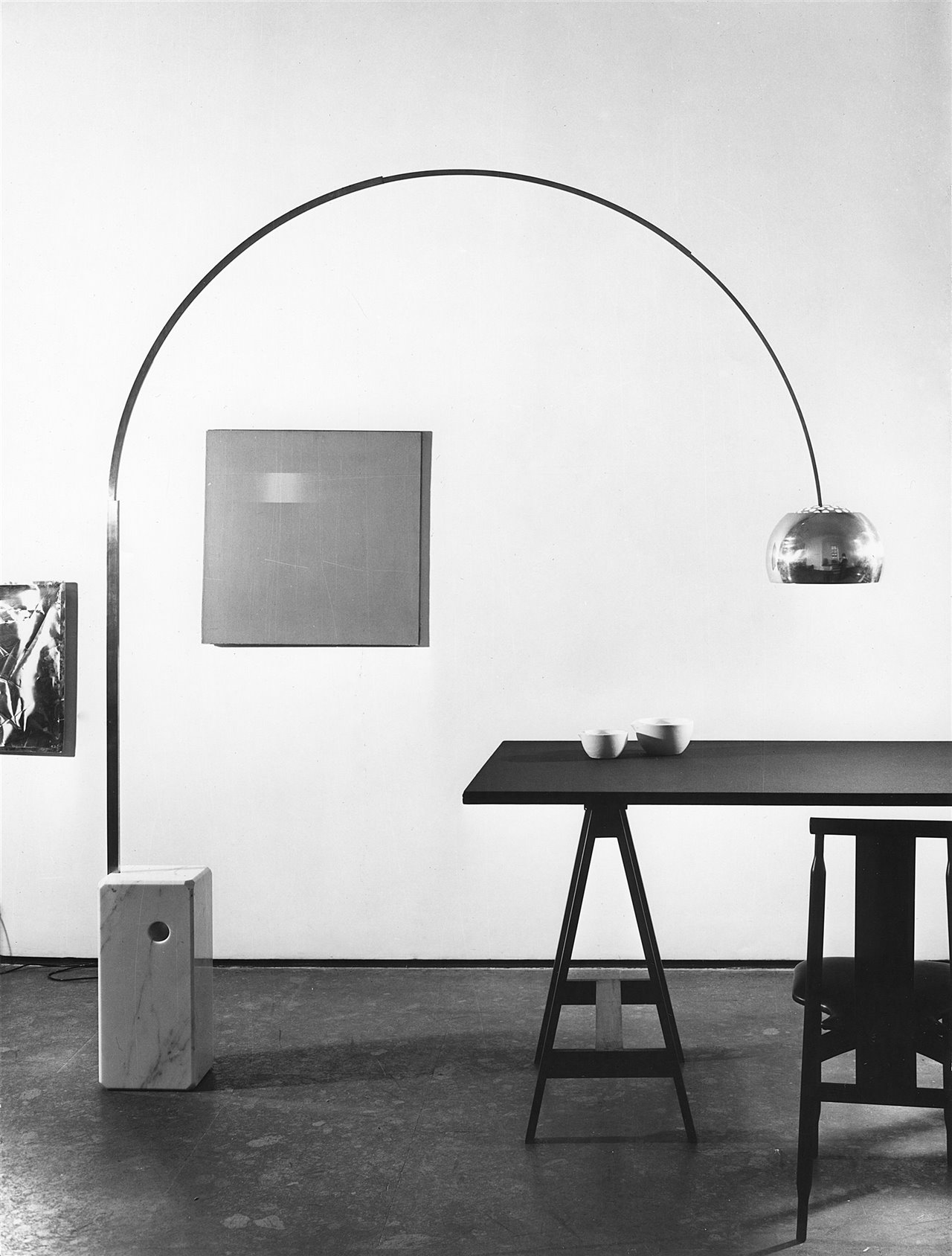La lámpara ARCO de Castiglioni cumple 60 y está más joven nunca