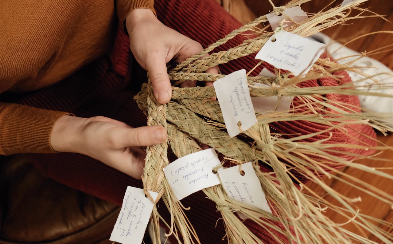 Sagarminaga Atelier produce cada pieza de forma artesanal en su taller de Bilbao a partir de fibras vegetales y cordelería natural.