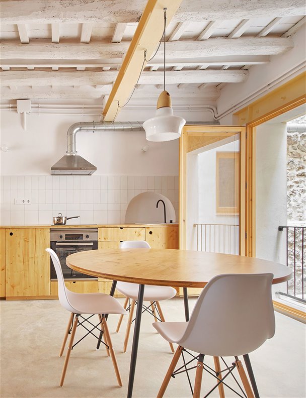 Diez cocinas muy modernas sin muebles altos, la tendencia que cada vez vemos en más casas 