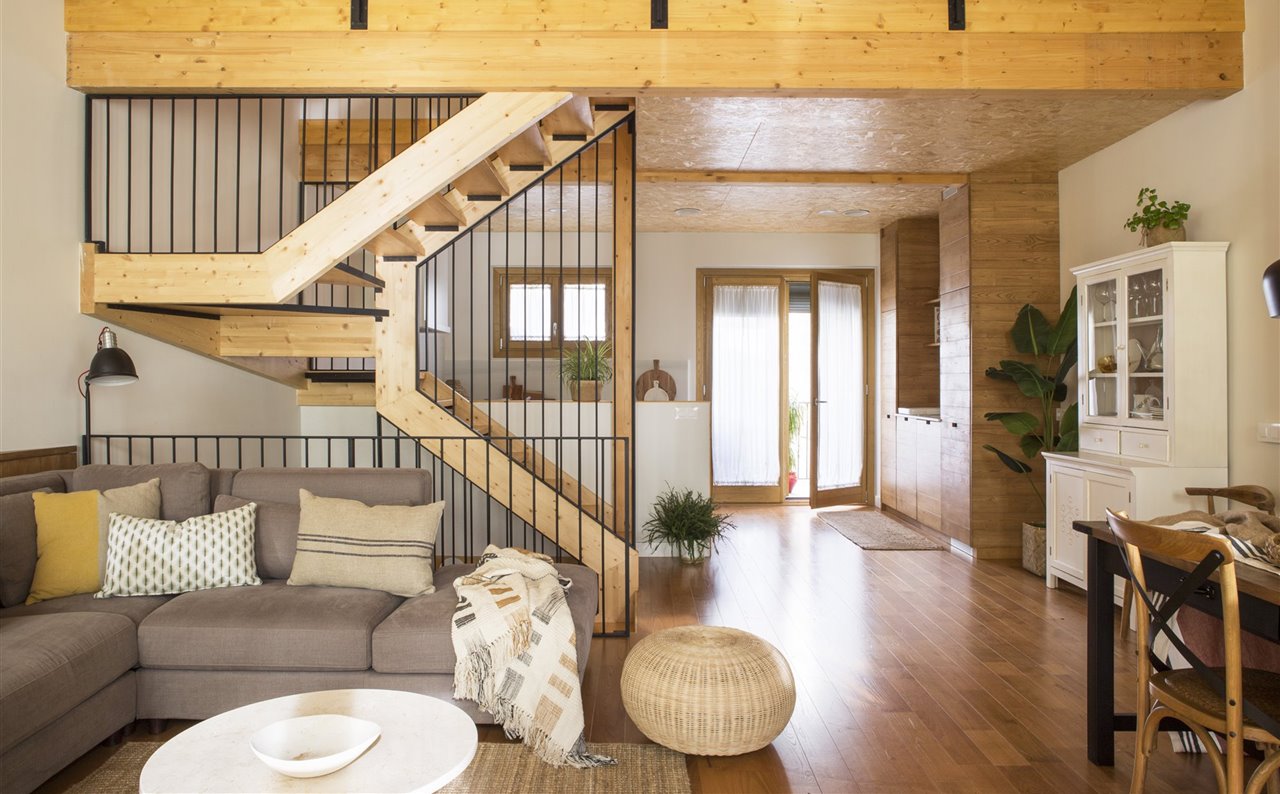 La planta de la casa presenta una forma de rectángulo en la que todos los ángulos son diferentes así que otro de los retos del proyecto de interiorismo fue sacar el máximo partido y funcionalidad a todos los espacios y rincones de la casa. La escalera es un diseño de Celobert Cooperativa.