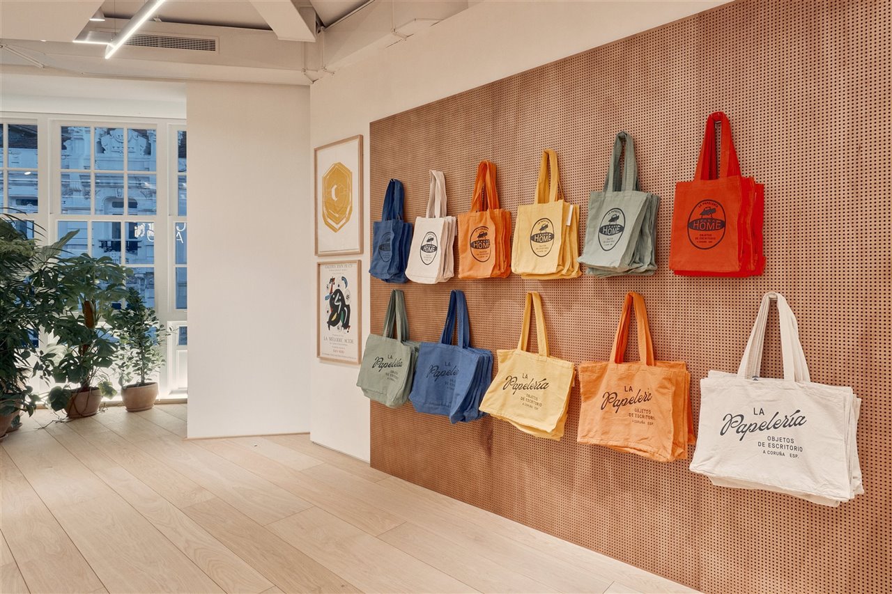 Se pueden personalizar tote bags con una máquina de hot stamping y artículos de papelería mediante dos técnicas: letter transfer y otra en la que se utiliza una cinta de oro y letras de cobre.