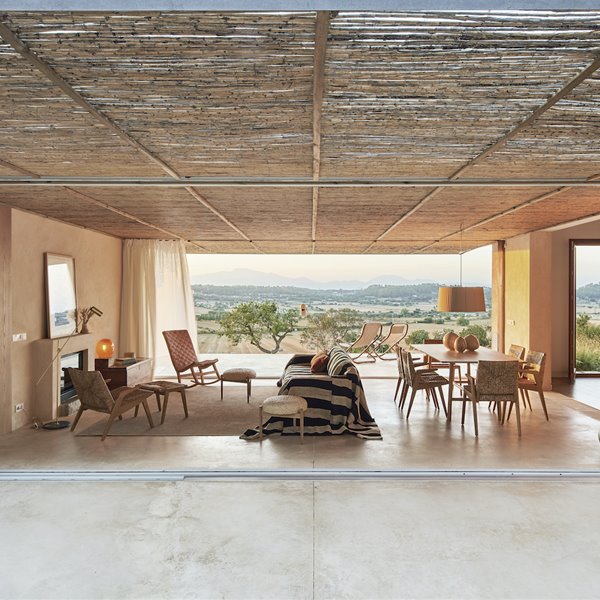 Vistas del salon abierto de Casa en Mallorca del estudio de arquitectura OHLAB