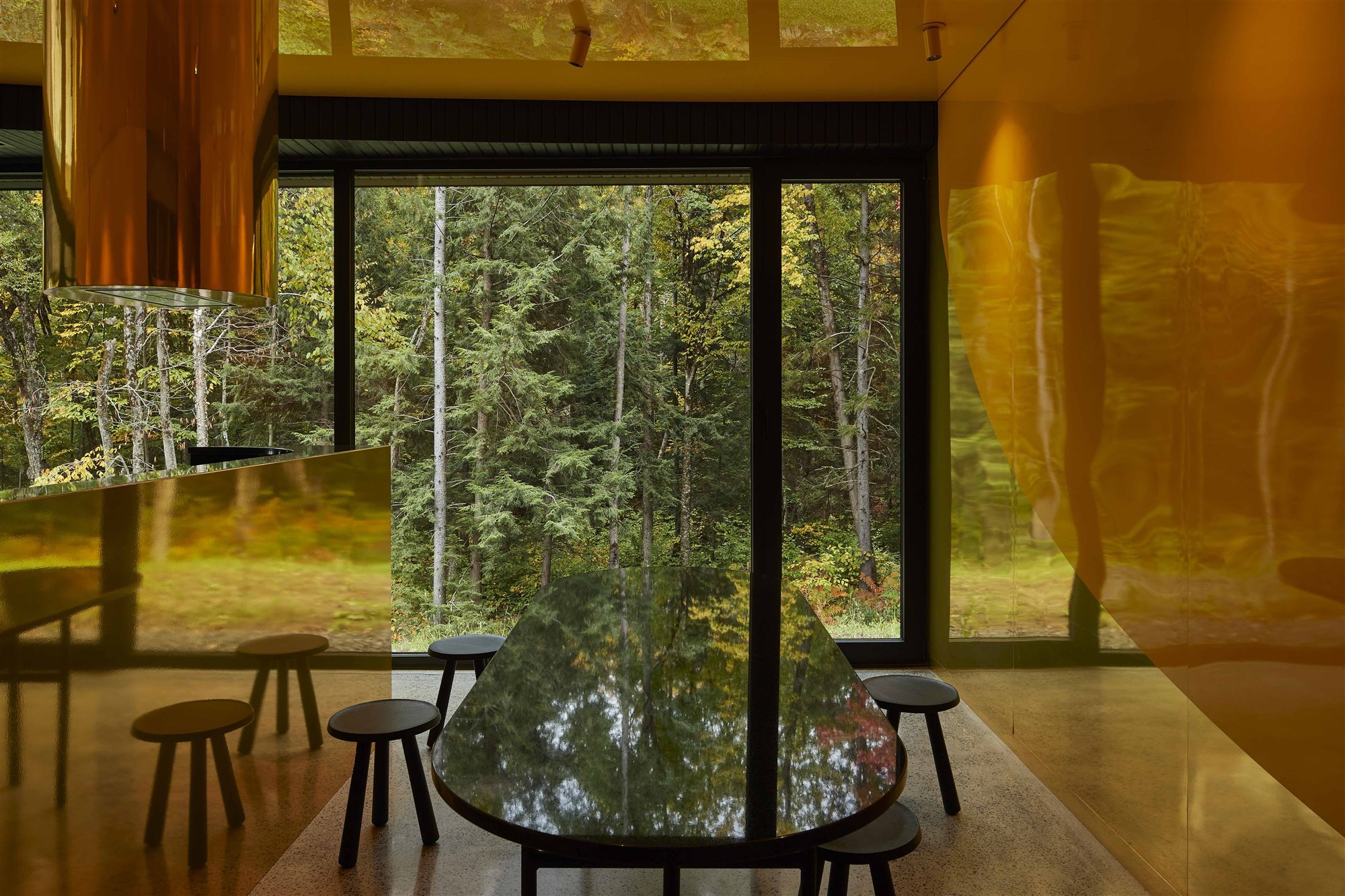 Casa en el bosque. Perfectamente mimetizado
