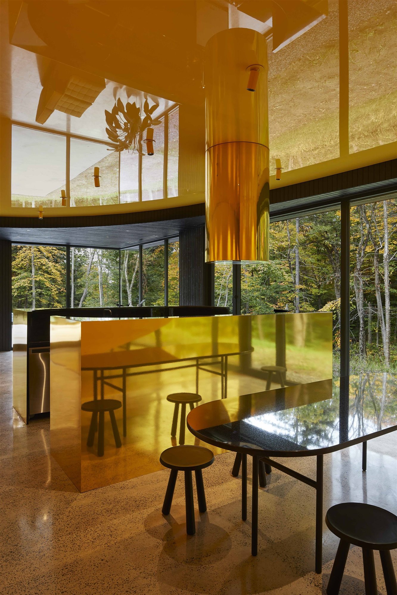 Casa en el bosque. Un reflejo caleidoscópico
