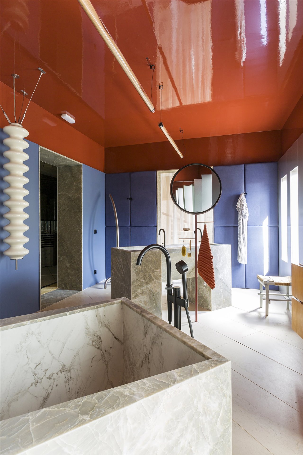 Vuelve el color y la pintura alto brillo. Espacio de Estudio Reciente en Casa Decor 2022