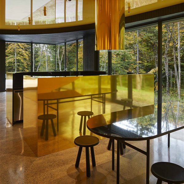 El interior de este refugio en el bosque es todo lo contrario a lo que te esperas