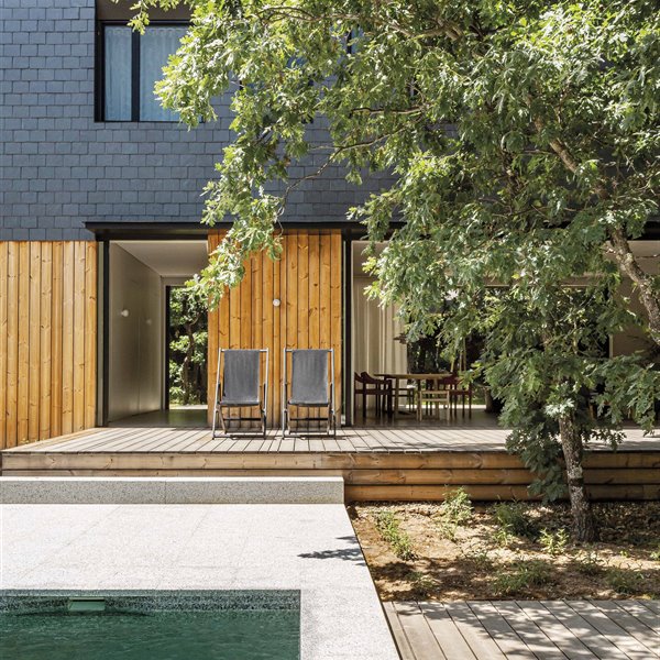 Una casa sostenible en todos los sentidos que se integra en la naturaleza