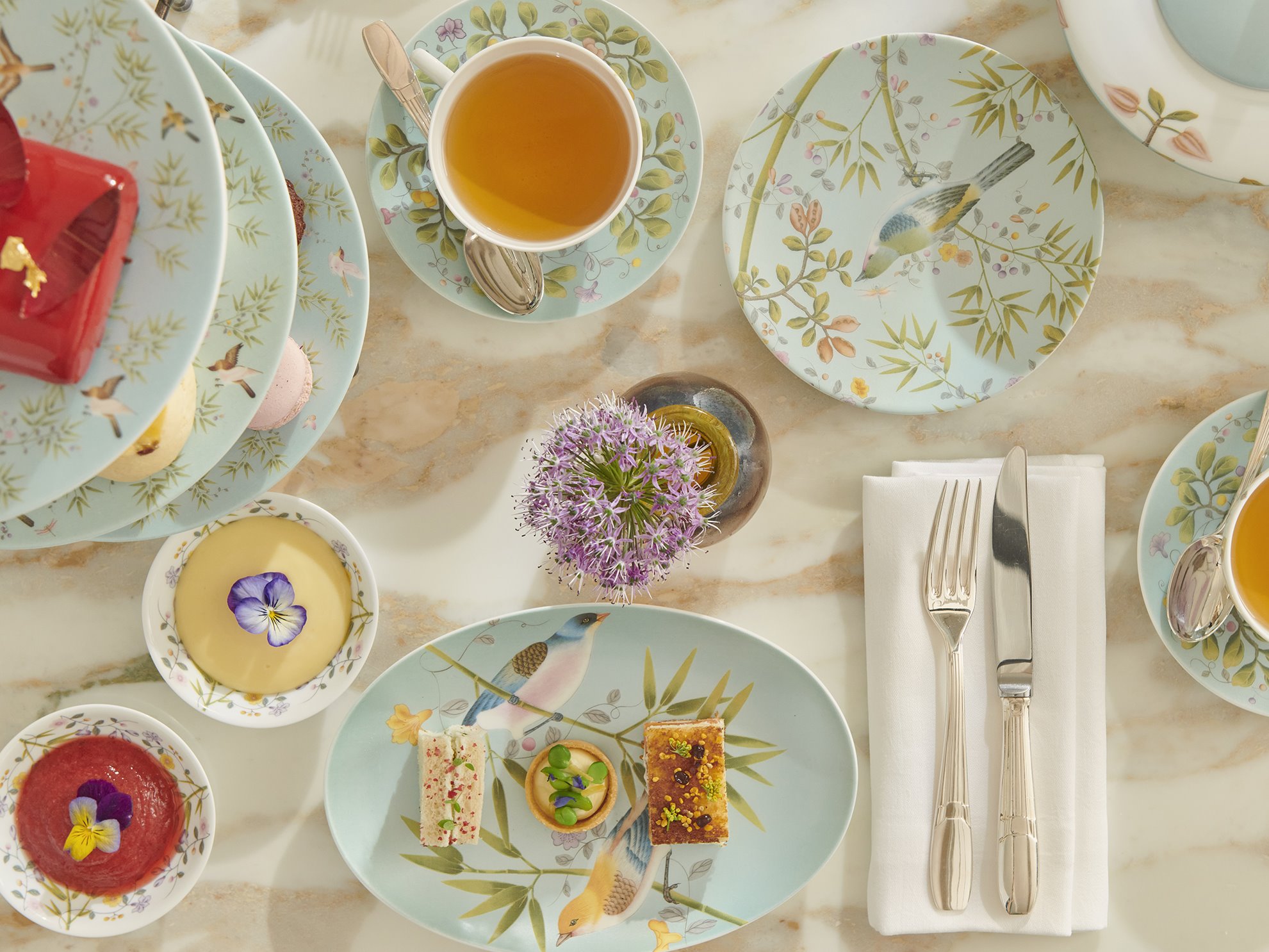 En el comedor Chinoiserie junto al 'lobby', las meriendas se sirven según el imaginario inglés con todo lujo de detalles que empiezan, claramente, por una vajilla de inspiración oriental.