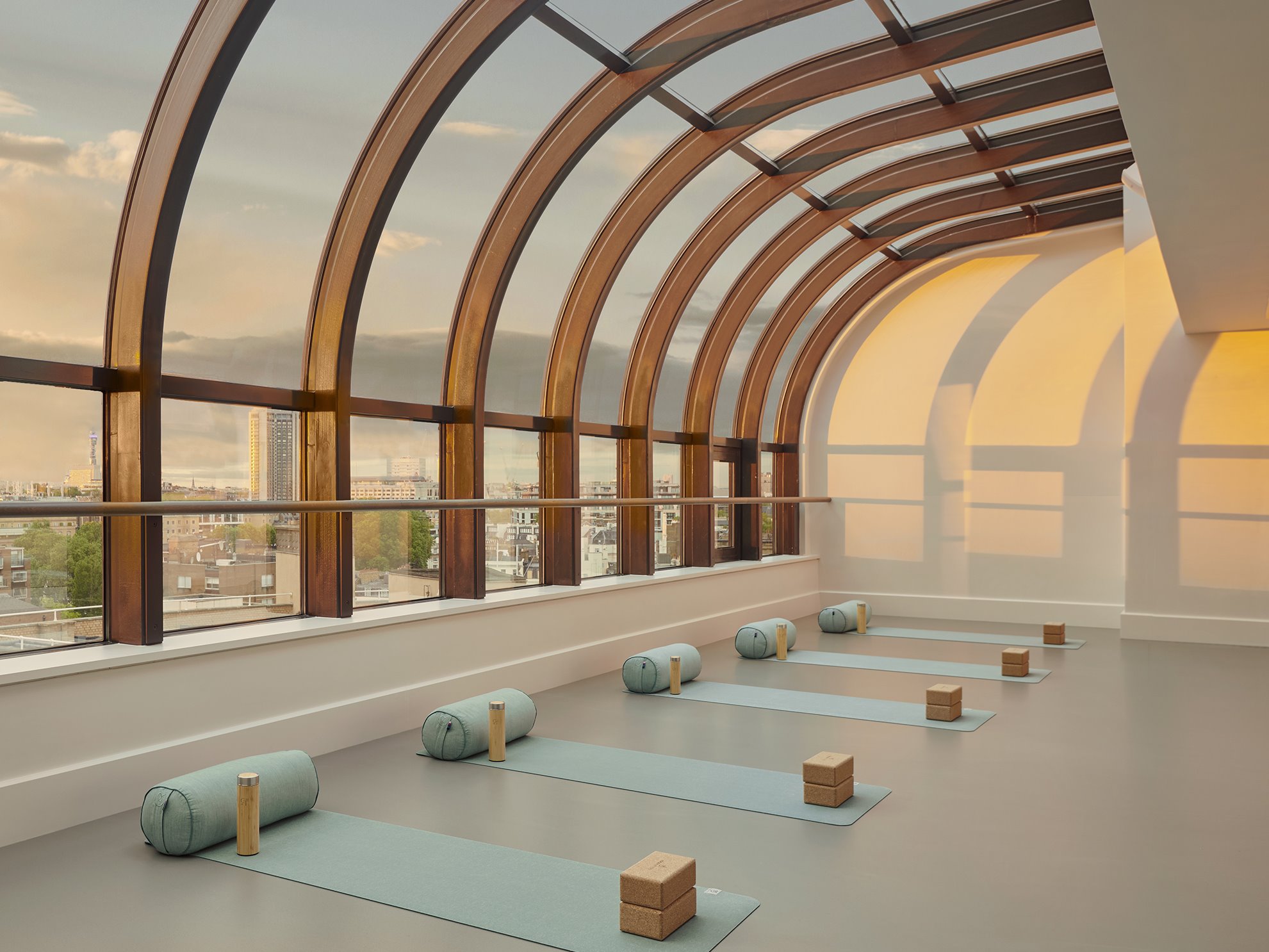 Este cinco estrellas permite apuntarse a sesiones de yoga en su novena planta, pudiendo disfrutar de una de las mejores vistas a la ciudad. 