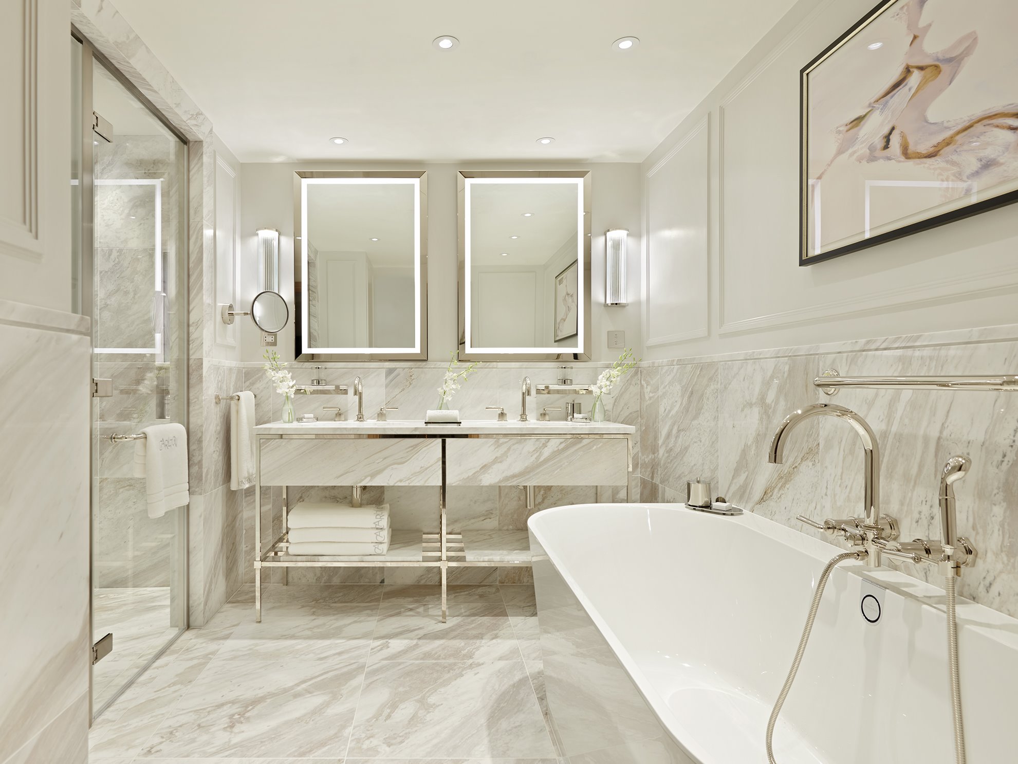 Hay baños que son inolvidables como los de este hotel, todos diseñados a la antigua usanza artistocrática con mármoles y griferías señoriales de plata.  