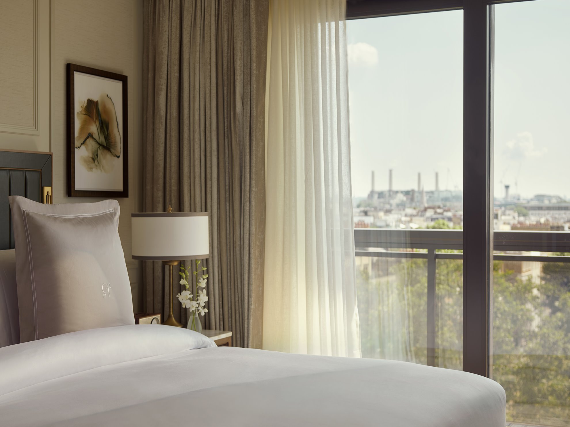 La gran mayoría de los dormitorios de la Carlton Tower Jumeirah han sabido potenciar y maximizar la iluminación de Londres a través de enormes ventanales y balcones.