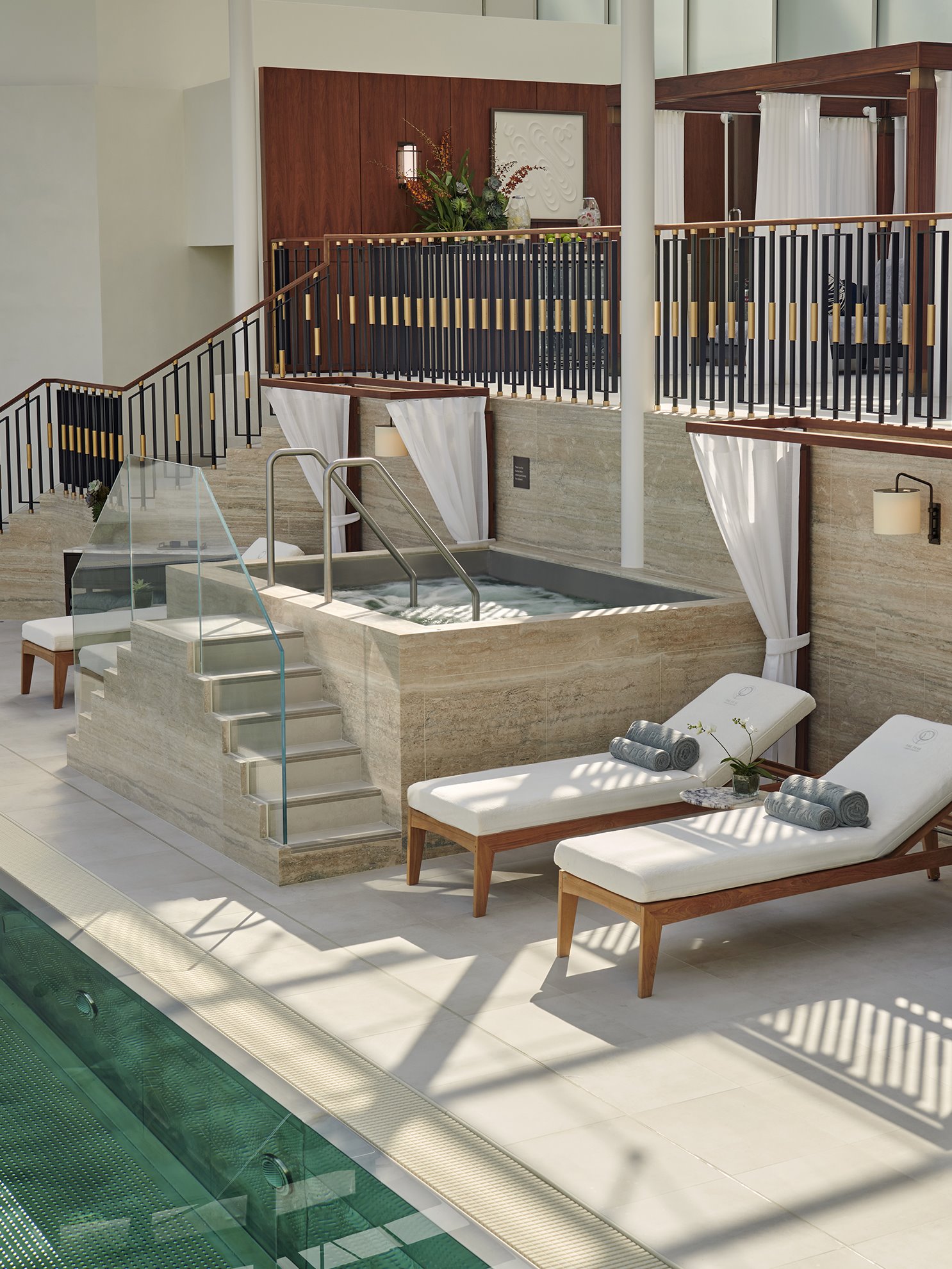 La piscina de esta nueva torre-hotel anima a pasar una mañana entera en sus alrededores, con revestimientos de piedra y piezas estructuradas en maderas nobles. 