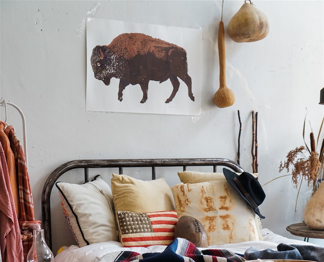 Póster con celo en la pared