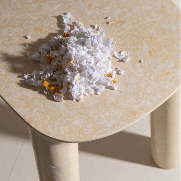 No te lo vas a creer: esta mesa se ha hecho con 9 kilos de sábanas recicladas