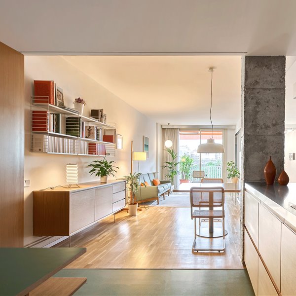 Cocina abierta y salón estudio Forma verde y madera