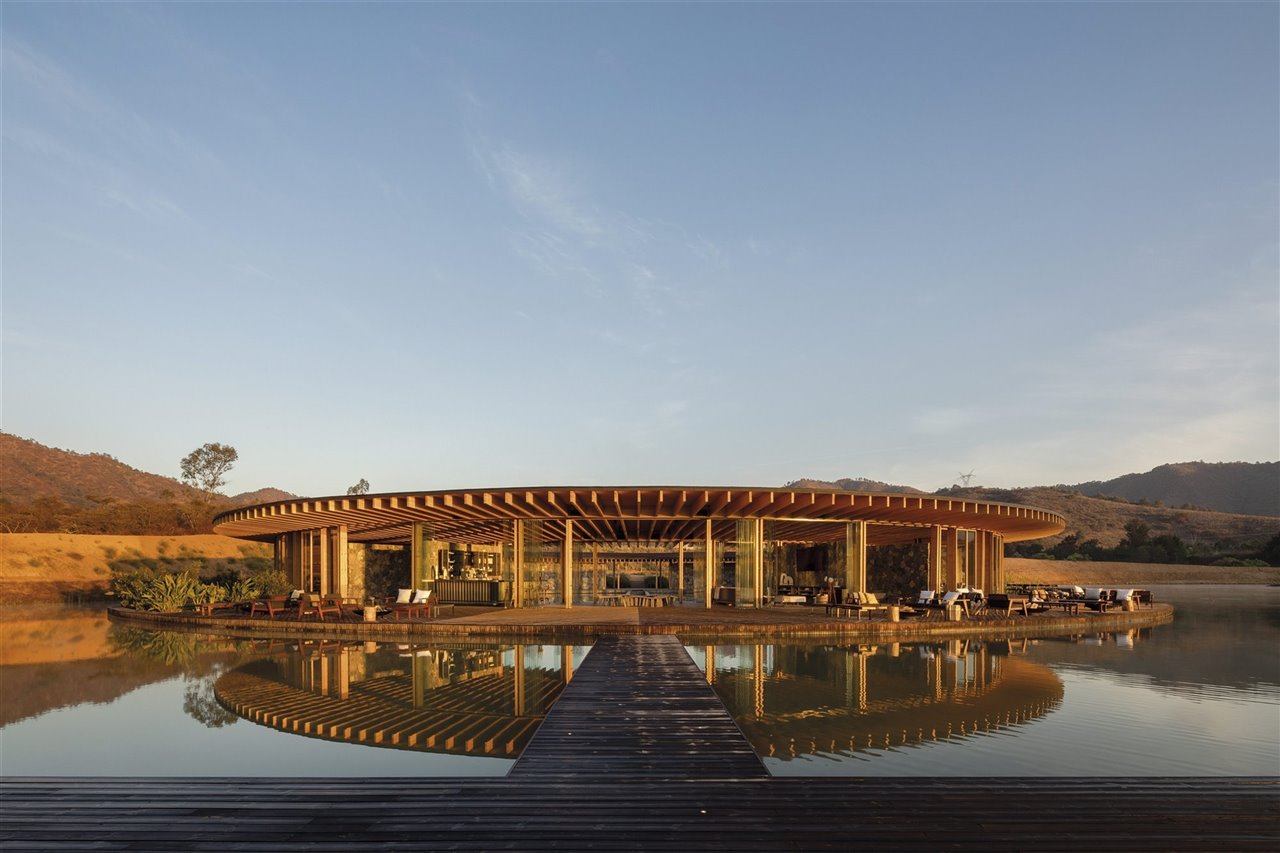La Casa Club del desarrollo residencial Valle de San Nicolás (México), obra de Sordo Madaleno, es un punto de encuentro inspirado en una barca anclada al lago. Se materializó con madera contralaminada (CLT).
