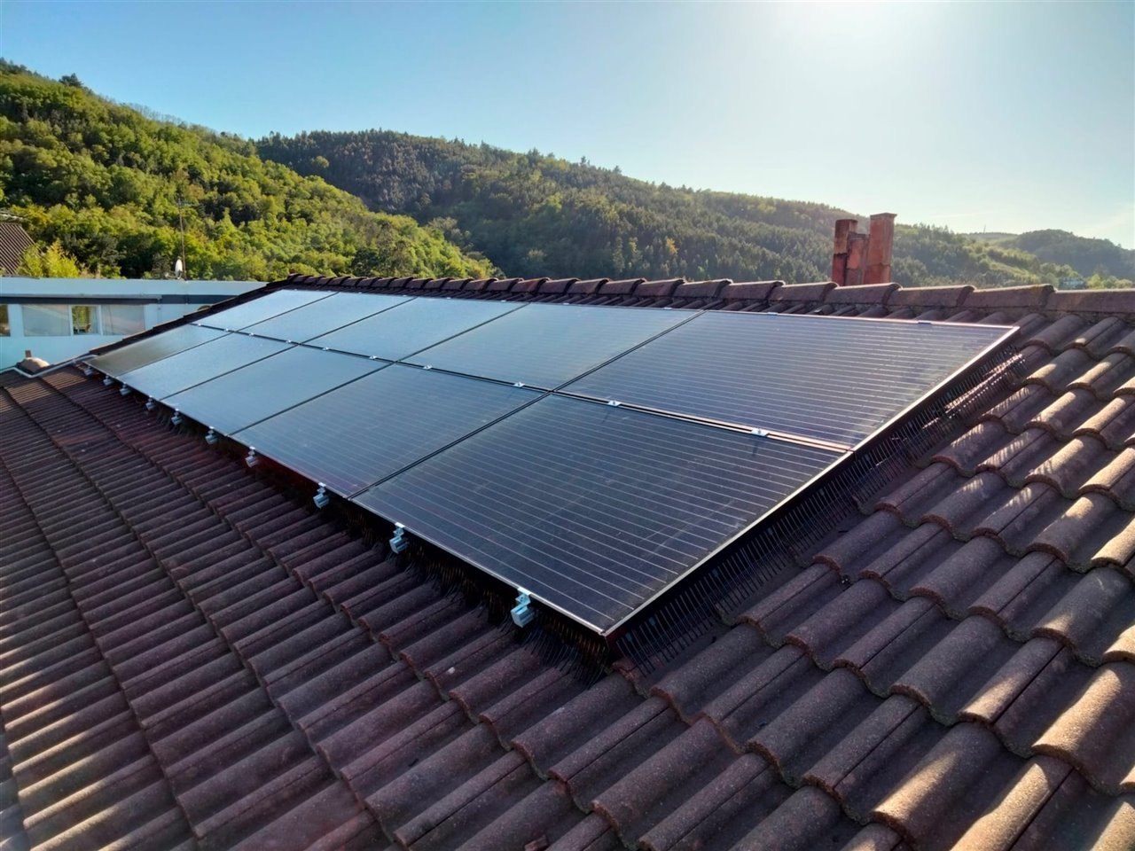 Con la optimización de la tecnología fotovoltaica y de las baterías que la acompañan, ya no es necesario que el usuario consuma la energía en el mismo momento en el que se produce. 