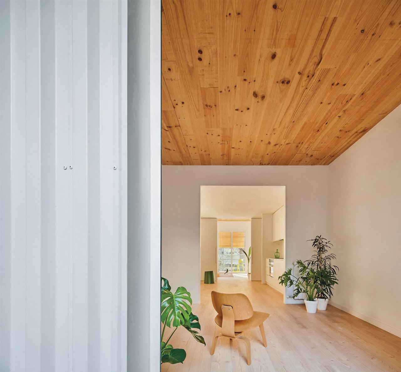 Interior de las viviendas sociales en Cornellá de Llobregat de Peris+Toral. "Combinamos paneles CLT en forjados y fachadas, y laminadas GLT  en vigas y pilares", explican. 