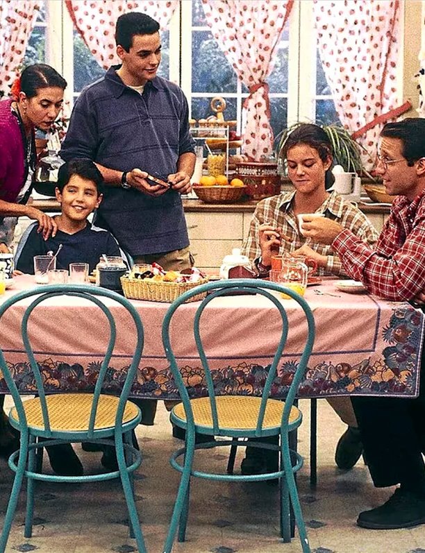 Así ha evolucionado la decoración en España en los últimos 40 años según las series de televisión: ¡cómo hemos cambiado!
