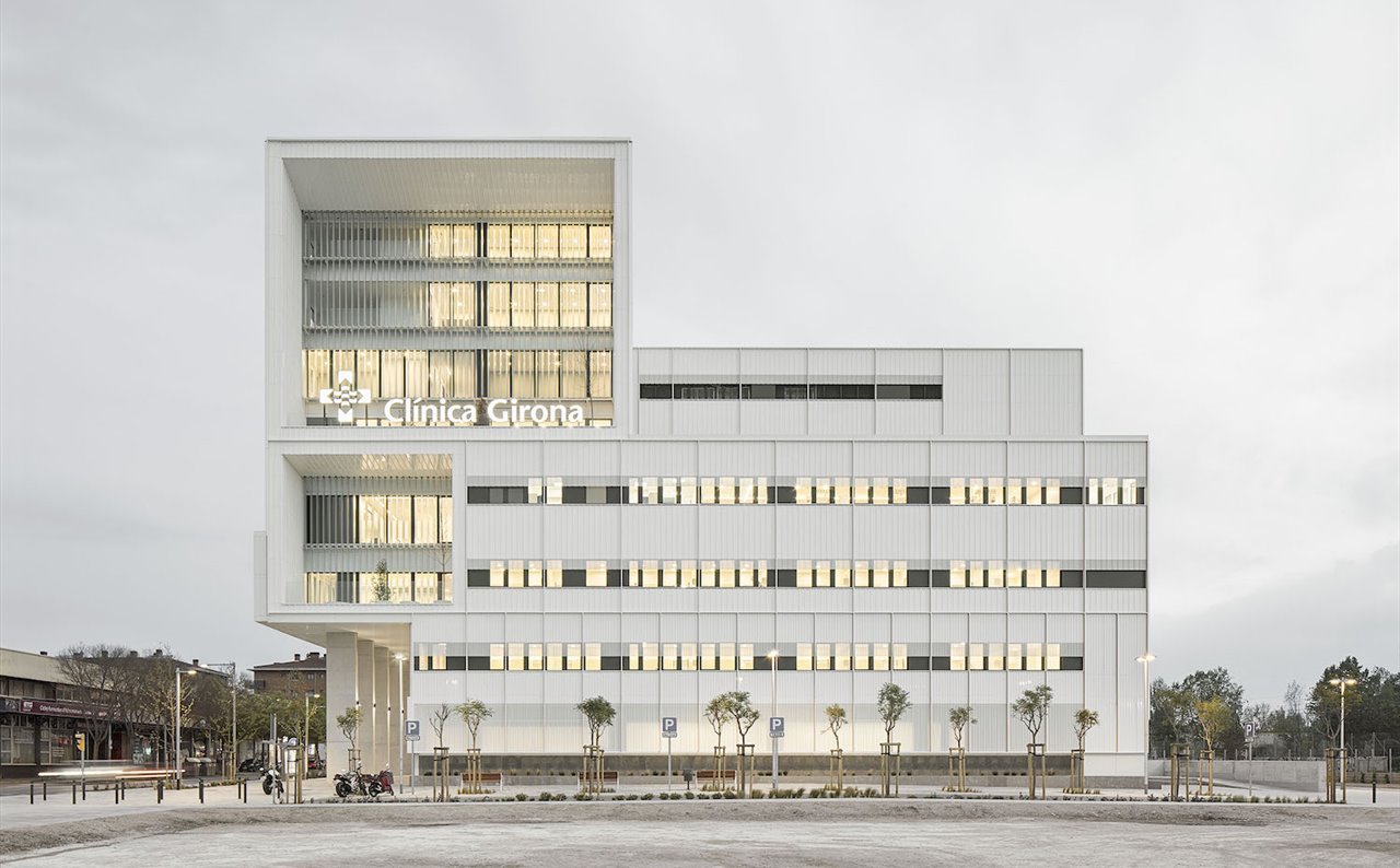 El edificio proyecta un volumen compacto, que responde a los condicionantes urbanísticos de la parcela donde está implantado. Foto: Del Rio Bani