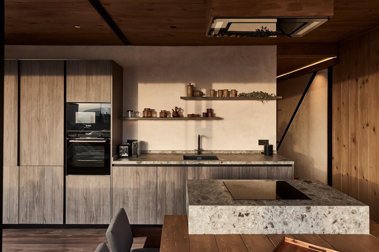 Cocina tipo chef con isla de piedra natural