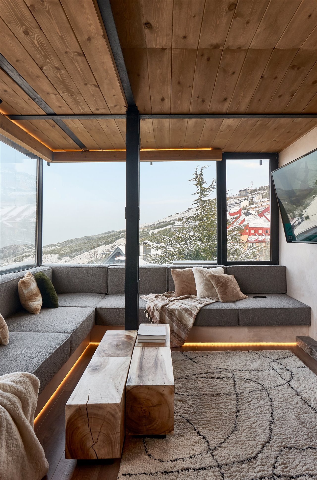 Para el suelo y el techo de esta casa de montaña se ha apostado por la calidez de la madera. 