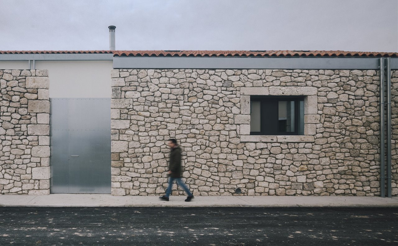 En esta casa de pueblo conviven técnicas constructivas locales con sistemas tradicionales implementados que remiten a la tradición vernácula.