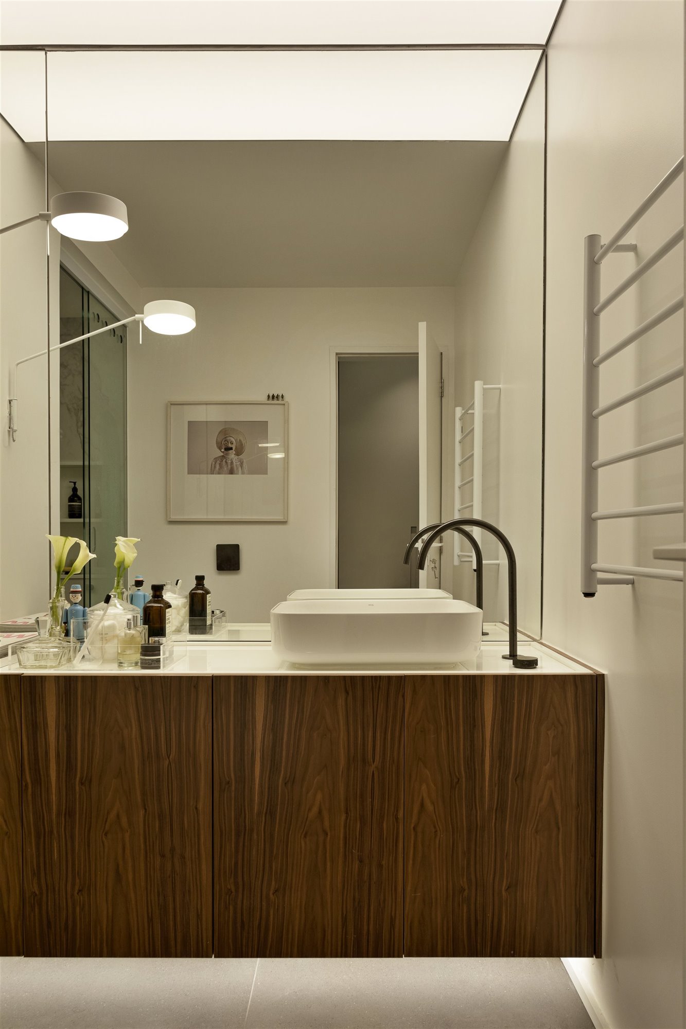 baño blanco y madera