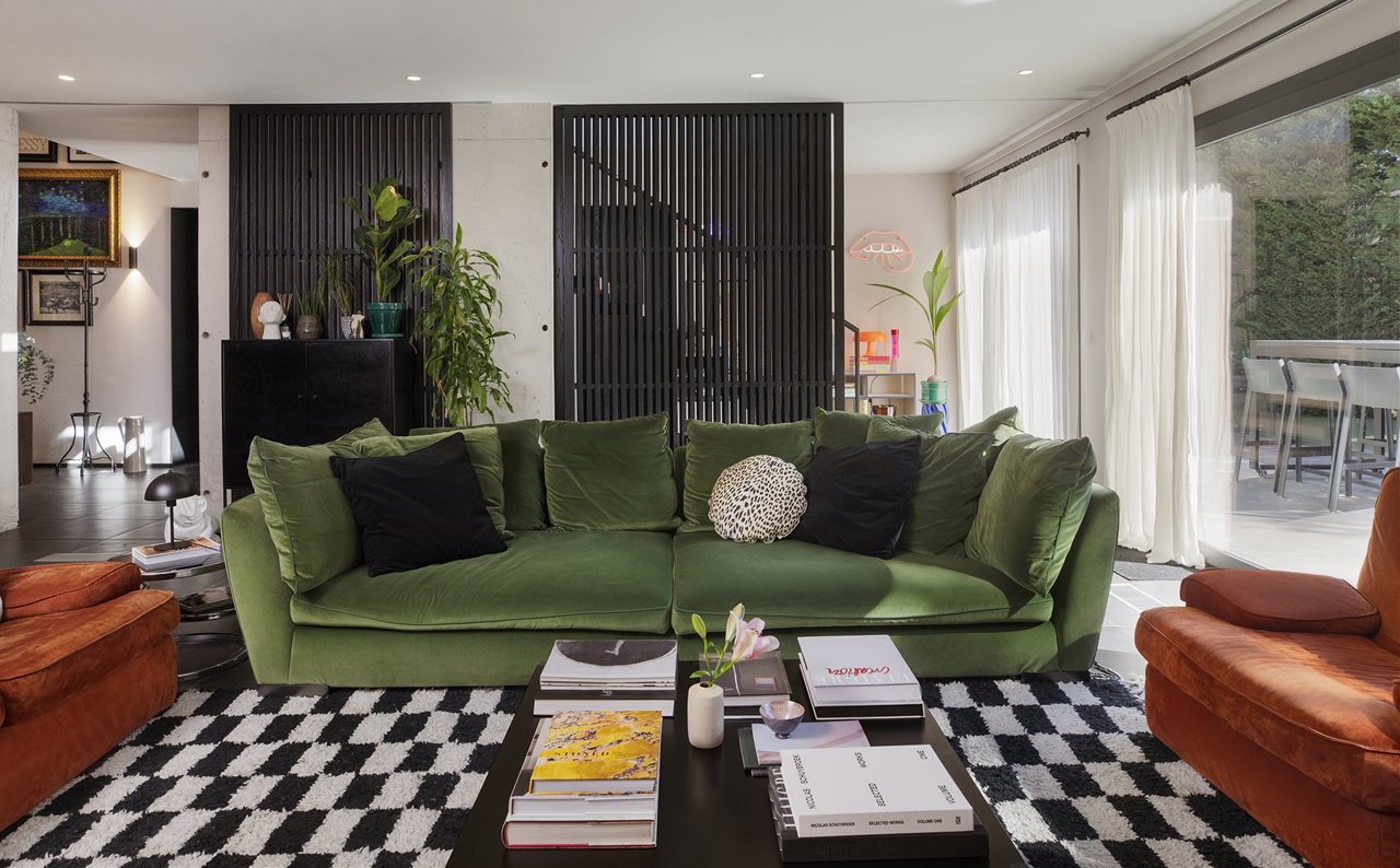 Materiales como el terciopelo, ante, lino, maderas, cerámica y latón conviven en el interior de esta casa.