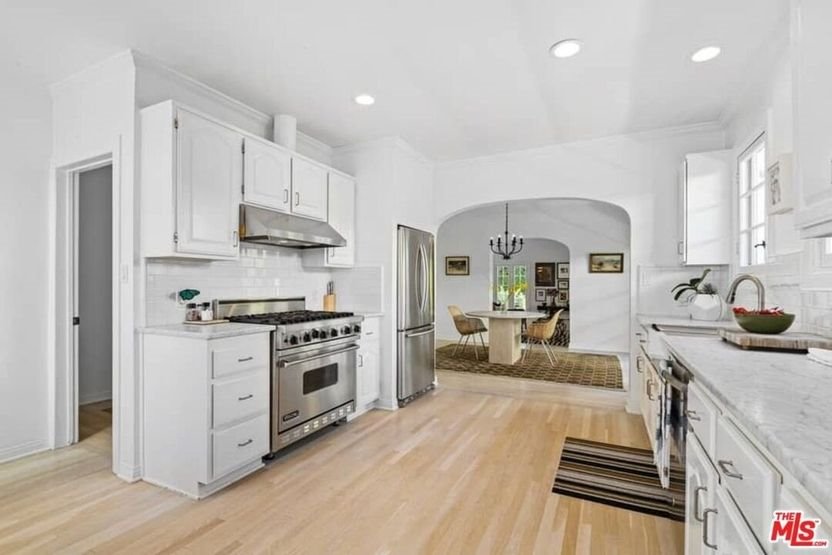 cocina encimera mármol casita charlize theron