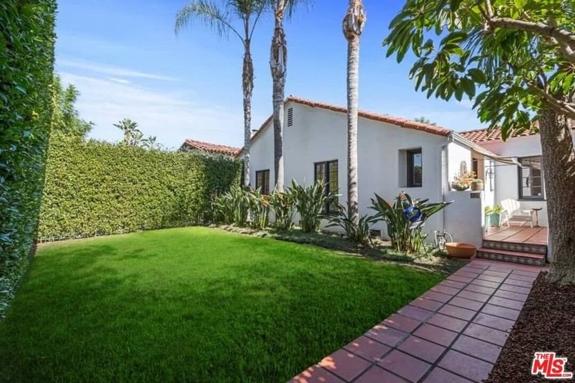 jardín casita charlize theron