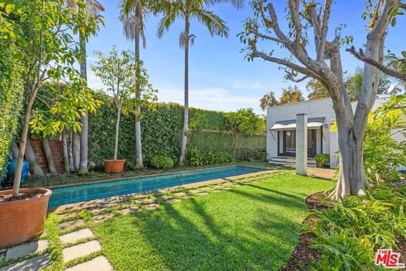 piscina casita charlize theron