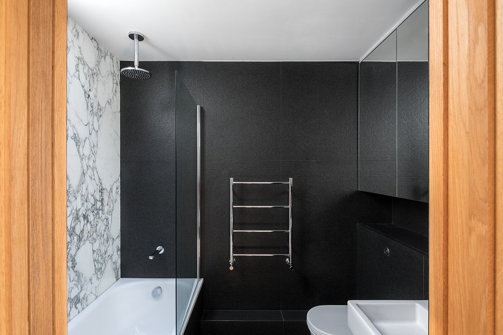 Baño mármol y madera 