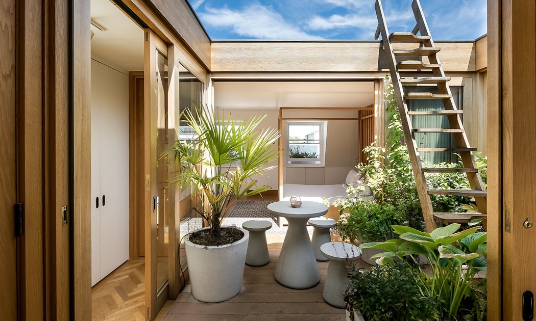 Este moderno penthouse esconde un secreto que da mucha envidia: un jardín privado