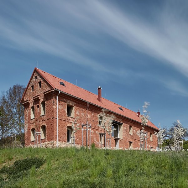 Por fuera parece una ruina, pero por dentro esta casa es un homenaje al estilo moderno