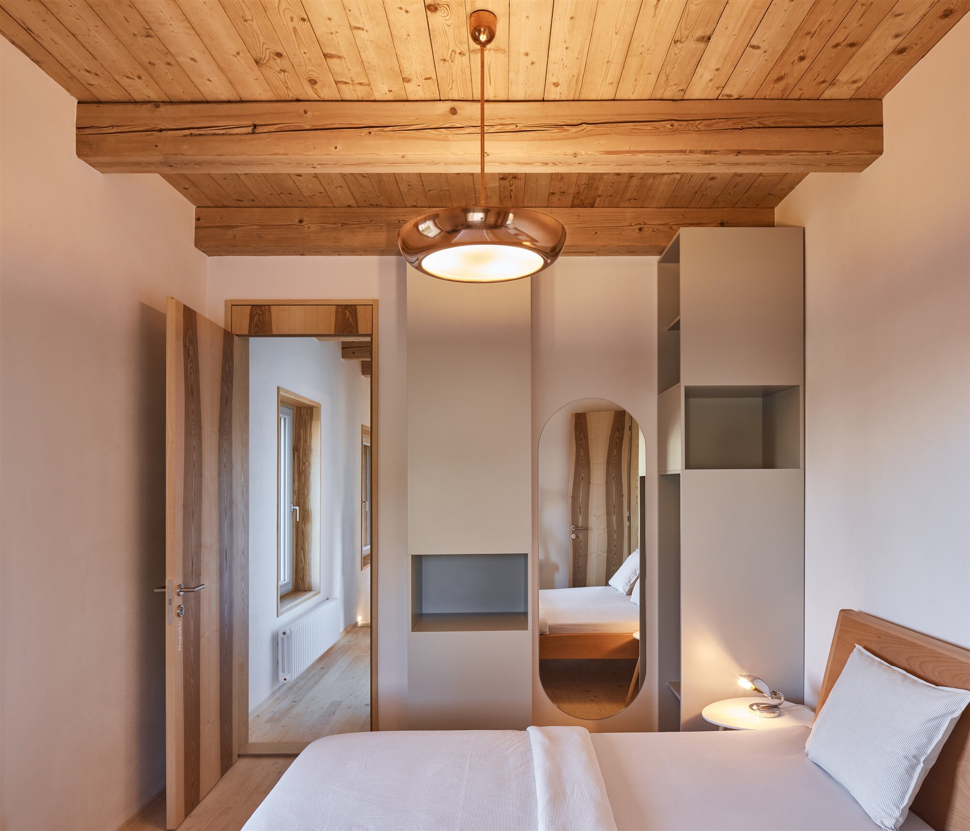 Dormitorio con techo de madera. 