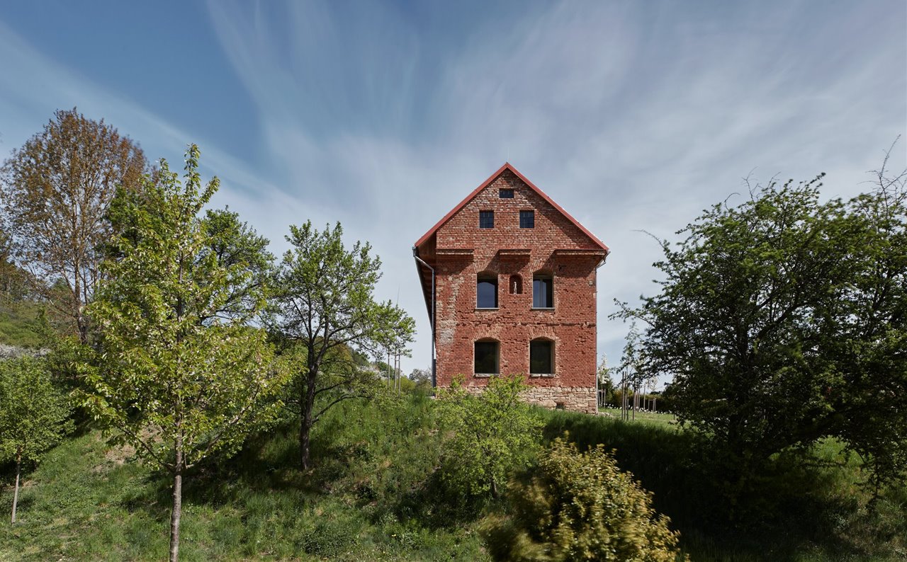 La casa se sitúa en Jevíčko, Zadní Arnoštov, a unos 200 kilómetros al este de Praga.