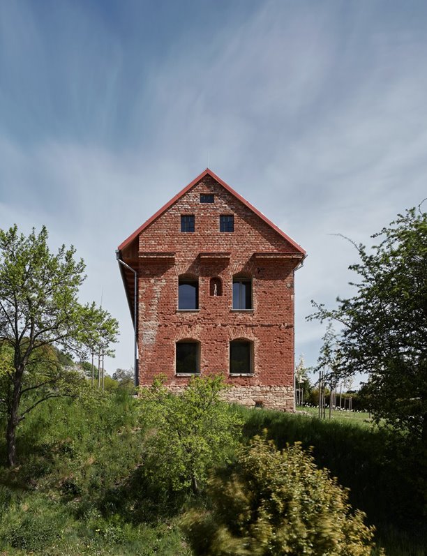 Por fuera parece una ruina, pero por dentro esta casa es un homenaje al estilo moderno