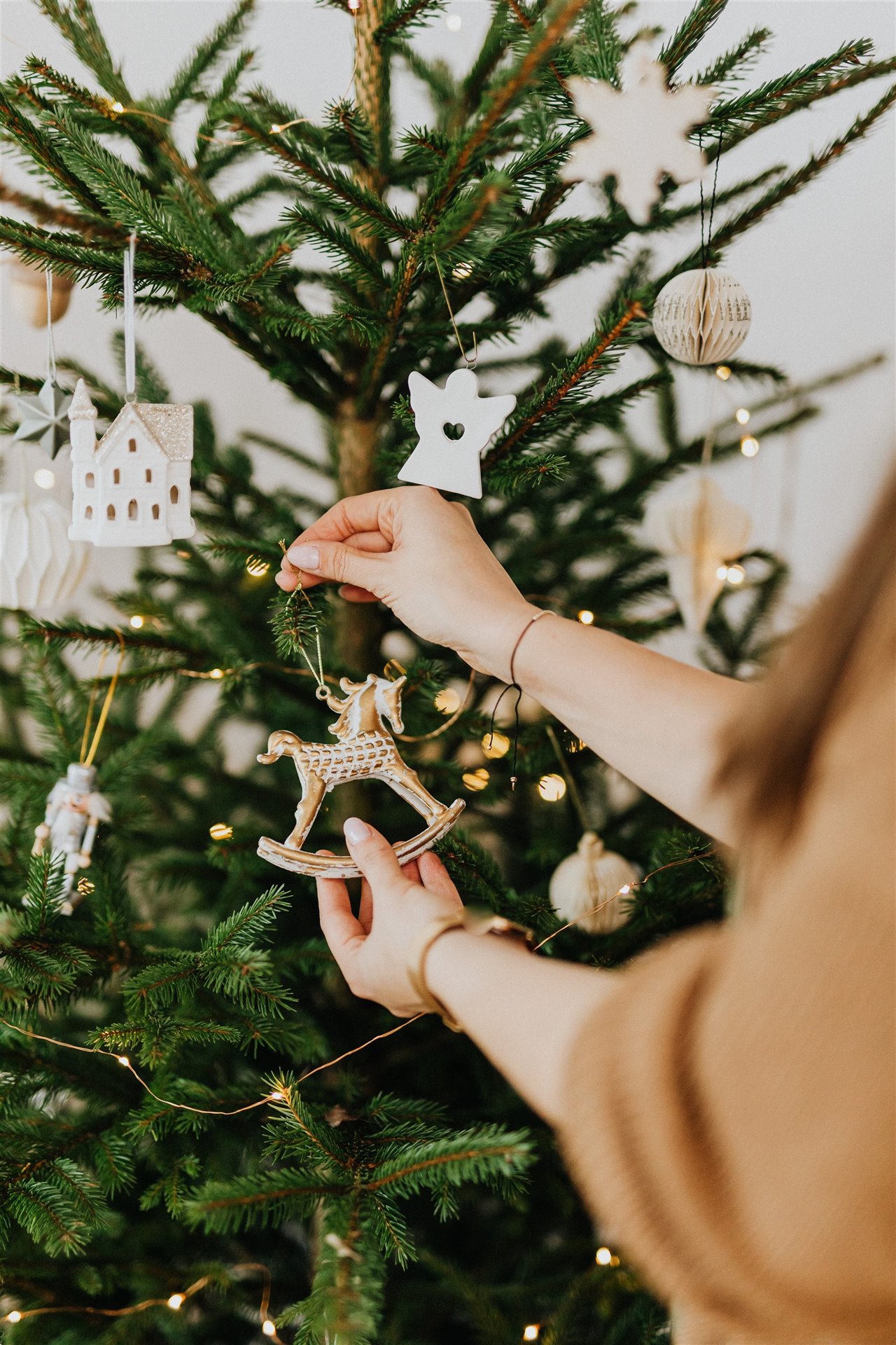 Un salón moderno decorado con adornos navideños, un árbol de navidad y  regalos. concepto de navidad, tradición y celebración.