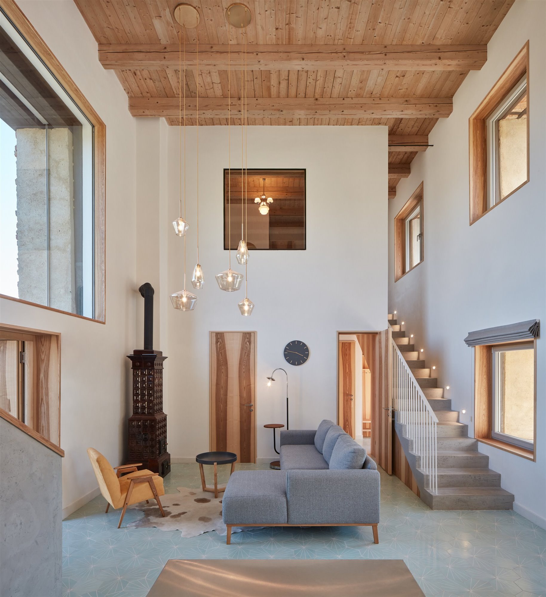 salon con chimenea sofá gris